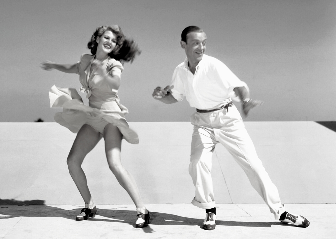Rita Hayworth si Fred Astaire repeta pentru „You Were Never Lovelier”.