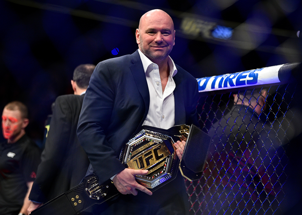 Dana White detine centura de campionat UFC Legacy in timpul evenimentului UFC 235.