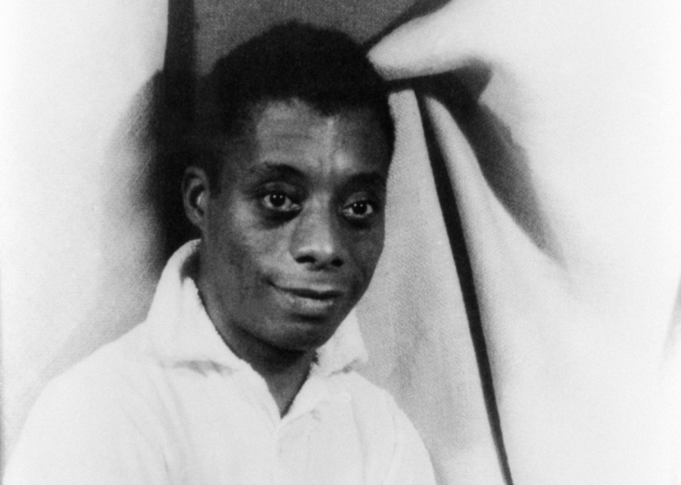 Portretul lui James Baldwin asezat.