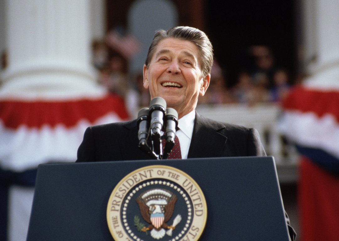Presedintele Ronald Reagan zambeste in timpul unui discurs de miting.