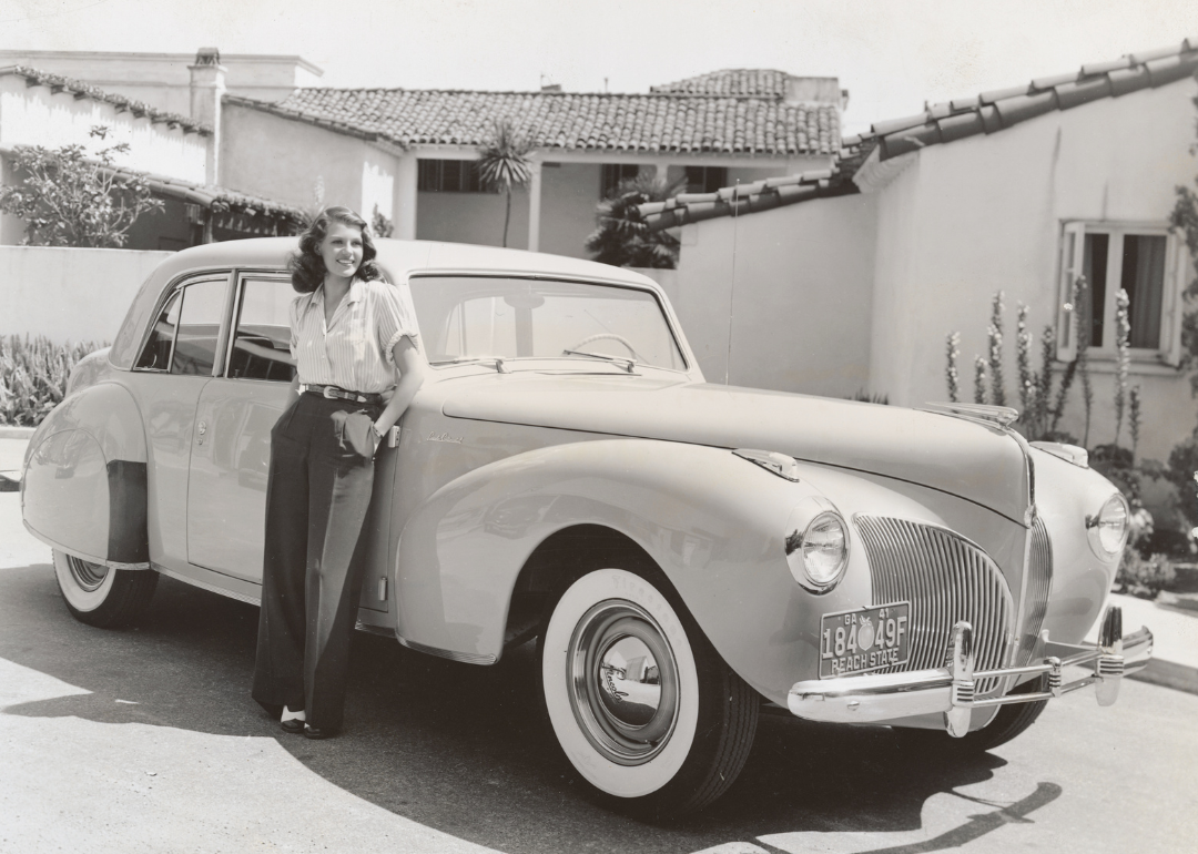 Rita Hayworth in fata bungaloului ei cu noul ei Lincoln Continental.