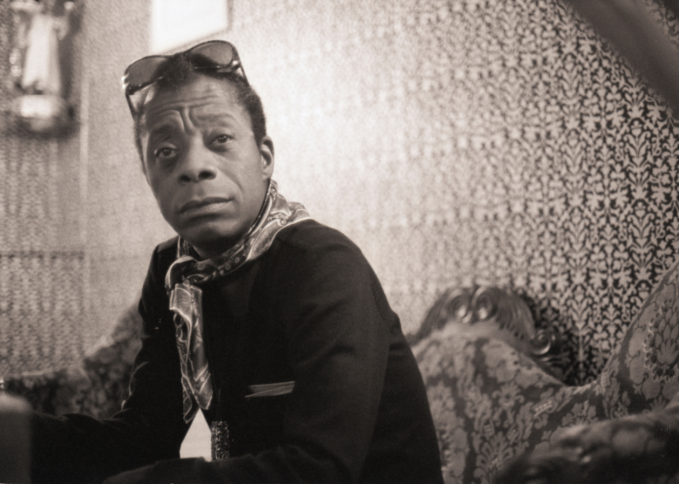 Portretul lui James Baldwin asezat.