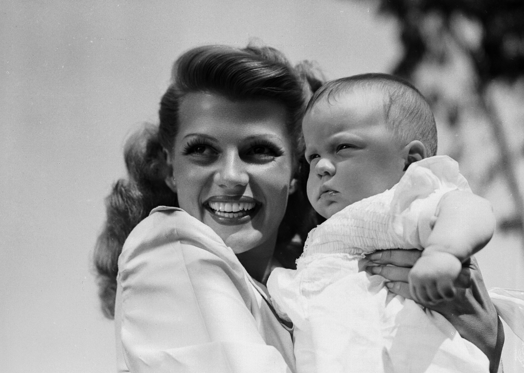 Rita Hayworth pozeaza cu fiica ei Rebecca.