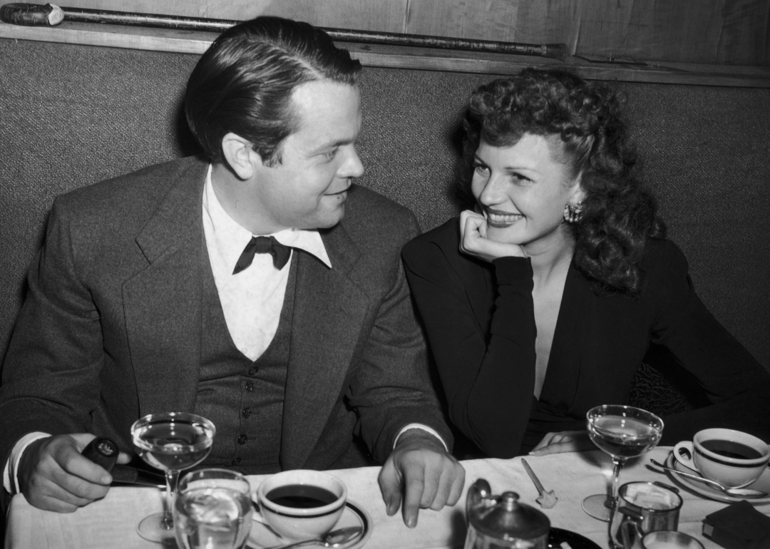 Orson Welles si Rita Hayworth fotografiati la un restaurant.
