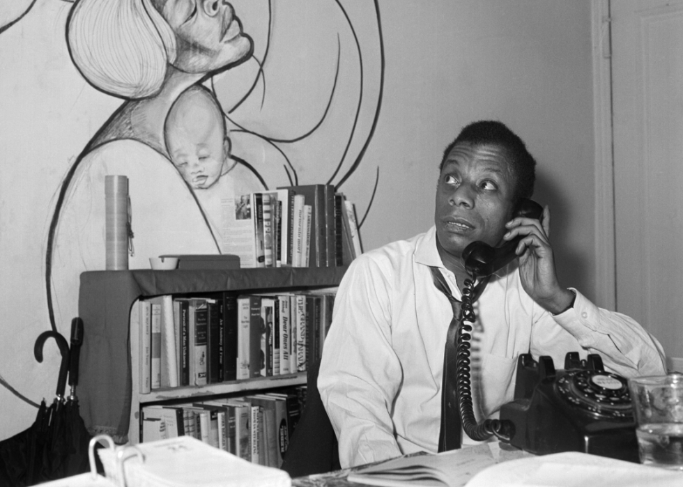 James Baldwin da un telefon in apartamentul sau din New York.
