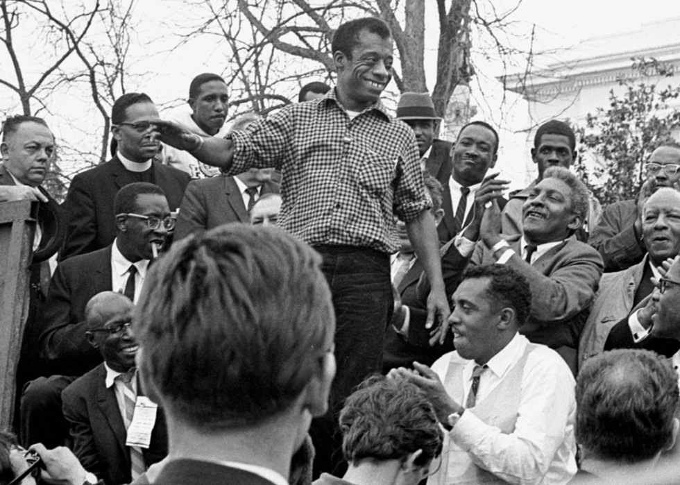 James Baldwin zambeste de pe platforma vorbitorului dupa marsul de la Selma catre Montgomery.