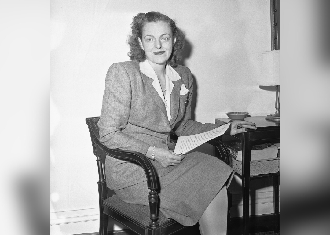 Congresmanul Helen Gahagan Douglas la o conferinta de presa.