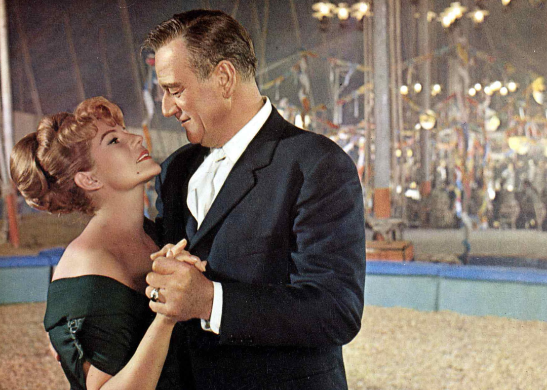 Rita Hayworth si John Wayne intr-o scena din „Circus World”.