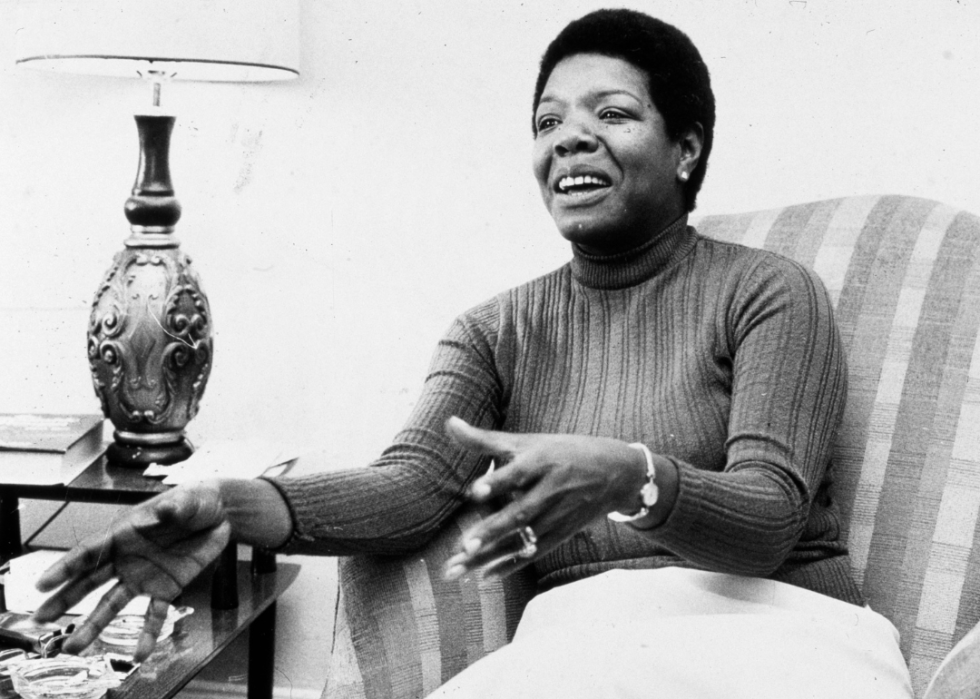 Maya Angelou face gesturi in timp ce vorbeste pe un scaun in timpul unui interviu.