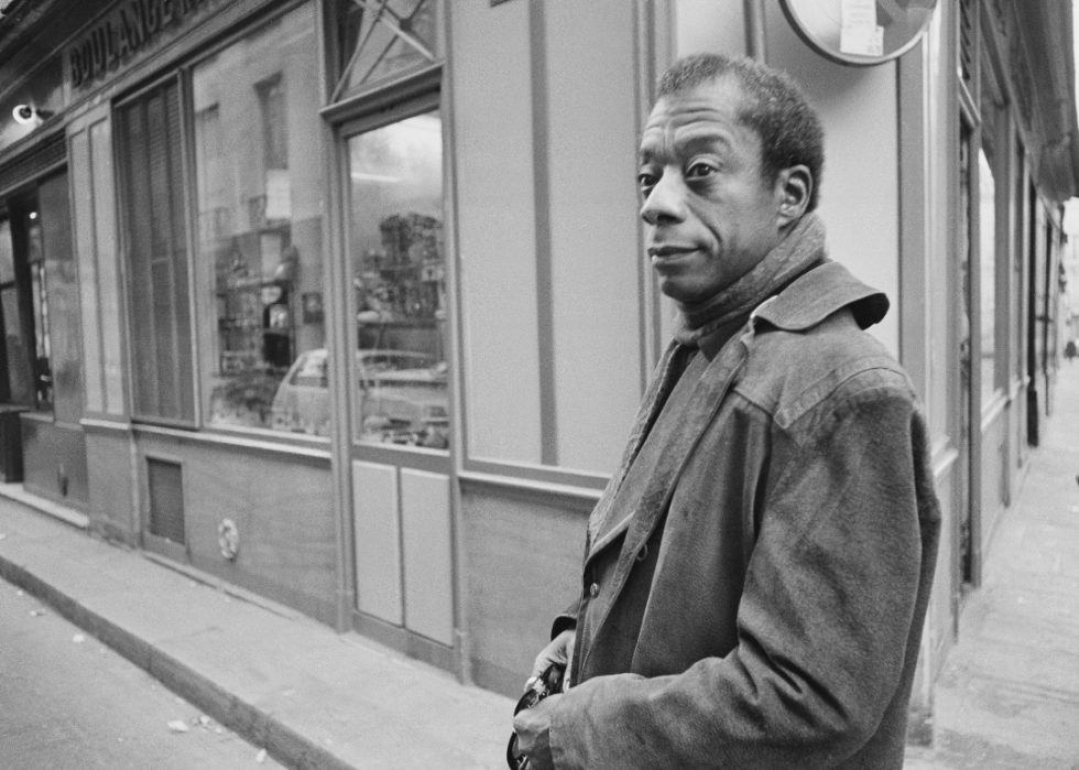 James Baldwin pozeaza pentru un portret la Paris.
