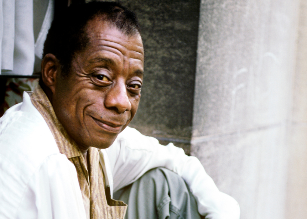 James Baldwin pozeaza in timp ce se afla la Paris.
