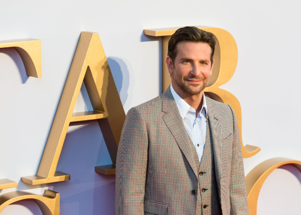 Bradley Cooper participa la premiera filmului din Marea Britanie a filmului „A Star Is Born”.