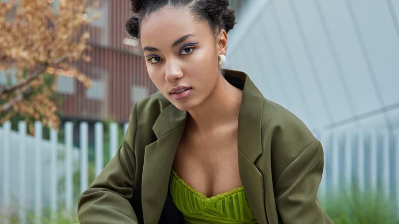 Femeie privind intens la aparatul de fotografiat