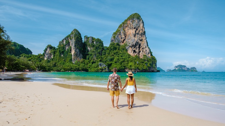 Cuplu care se plimba pe plaja din Thailanda
