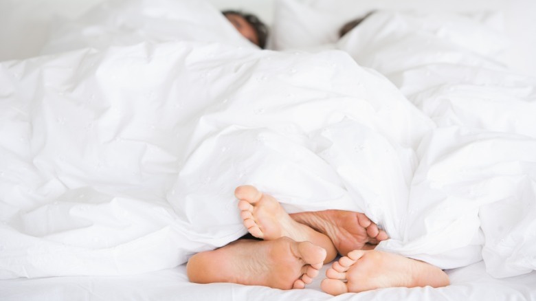 Patru picioare iesind afara