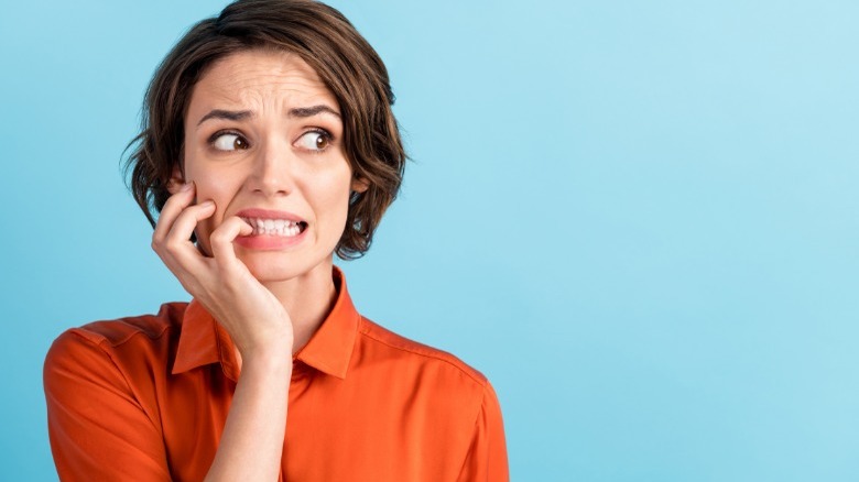 Femeie stresata care isi musca unghiile