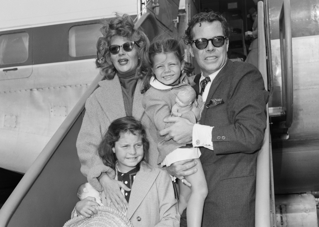 Rita Hayworth si cantaretul Dick Haymes pozeaza cu cele doua fiice ale Ritei din casatorii anterioare.