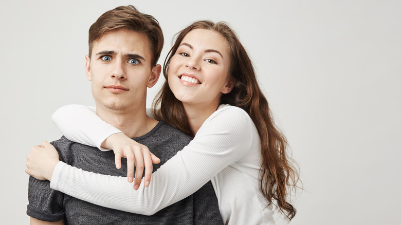 Barbat cu iubita lipicioasa